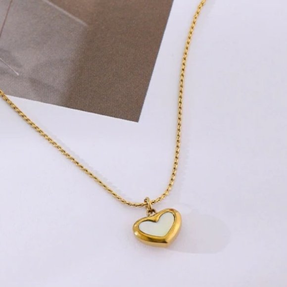 NEW 18K Gold Plated Mother of Pearl Shell Heart Necklace - Picture 1 of 6